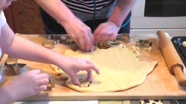 Büyükanne torunu ile rakamlar kurabiye kesme