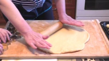 Büyükanne torunu ile hazırlamak için bir hamur için tanımlama bilgileri