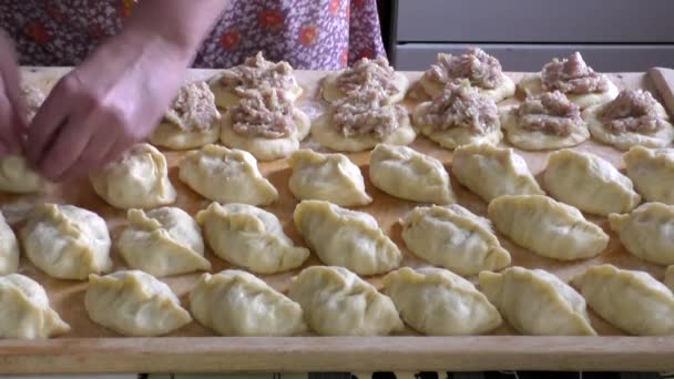 A mulher prepara-se para tortas — Vídeo de Stock