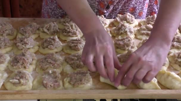 The woman prepares for pies — Stock Video