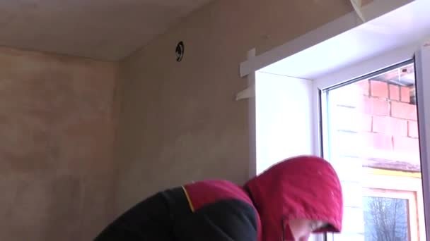 Dauerwelle, Russland, 19.11.2015: Arbeiter richtet neues Fenster ein — Stockvideo