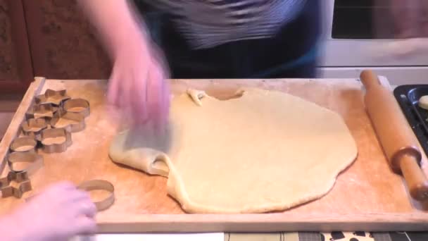 De grootmoeder met de kleinzoon uitgesneden figuren cookies — Stockvideo