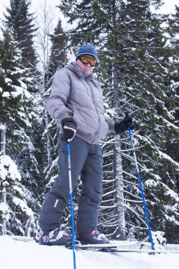 Perm, Rusya, Aralık 13.2015: adam kayak kayak merkezi 