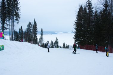 Perm, Rusya, Aralık 13.2015: insanlar kayak ve snowboard ben