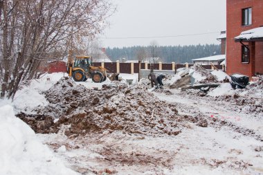 Perm, Rusya, Aralık 16.2015: Ekskavatör bir yapı üzerinde çalışma