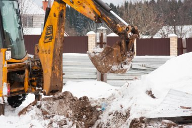 Perm, Rusya, Aralık 15.2015: Ekskavatör bir yapı üzerinde çalışma