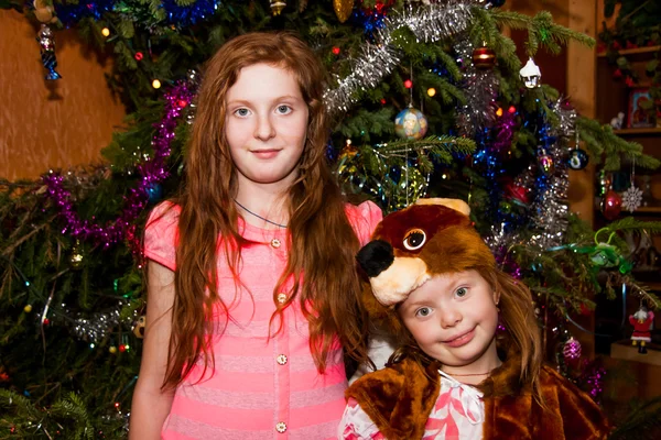 Δύο αδελφές γύρω από το χριστουγεννιάτικο δέντρο των Χριστουγέννων — Φωτογραφία Αρχείου
