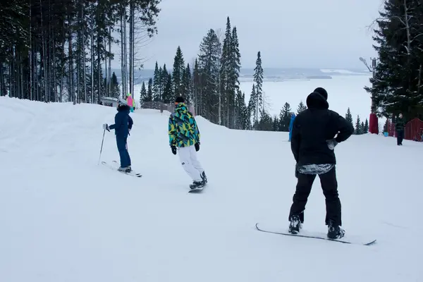 PERM, RÚSSIA, DEZEMBRO 13.2015: Pessoas esquiando e snowboard i — Fotografia de Stock