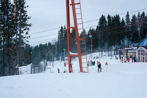 PERM, RÚSSIA, DEZEMBRO 13.2015: Pessoas esquiando e snowboard i — Fotografia de Stock