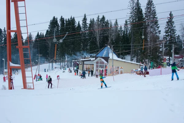 Perm, Ρωσία, Δεκεμβρίου 13.2015: οι άνθρωποι σκι και snowboard σας — Φωτογραφία Αρχείου