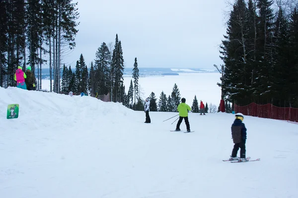 PERM, RÚSSIA, DEZEMBRO 13.2015: Pessoas esquiando e snowboard i — Fotografia de Stock