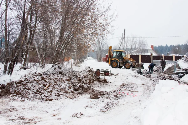 Perm, Ryssland, December 16.2015: grävmaskin arbetar på en konstruktion — Stockfoto