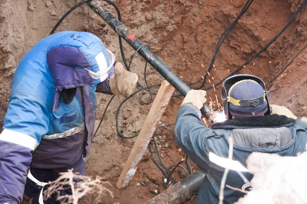 PERM, RUSIA, 15 DE DICIEMBRE DE 2015: Instalación de tuberías de gas en el gasoducto — Foto de Stock