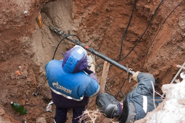 PERM, RUSIA, 15 DE DICIEMBRE DE 2015: Instalación de tuberías de gas en el gasoducto — Foto de Stock