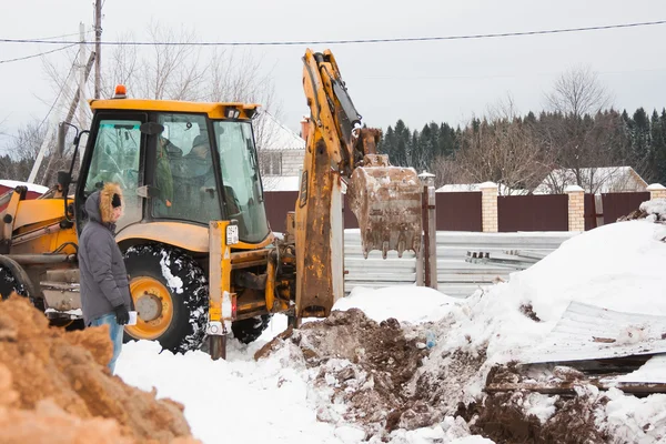Perm, Rusya, Aralık 15.2015: Ekskavatör bir yapı üzerinde çalışma