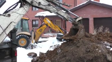 Perm, Rusya, Aralık 15.2015: İnşaat sitesinde çalışan Ekskavatör