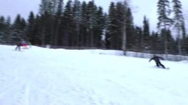 Perm, Rusya, Aralık 13.2015: insanlar Kayak ve snowboard Kayak Merkezi