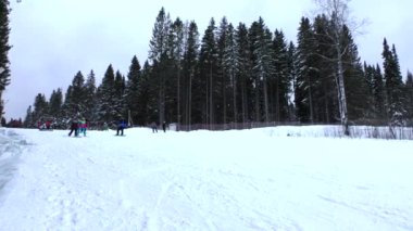 Perm, Rusya, Aralık 13.2015: insanlar Kayak ve snowboard Kayak Merkezi