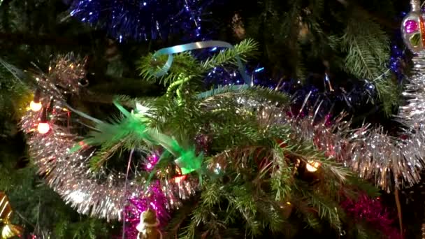 Speelgoed en slingers op kerstboom — Stockvideo