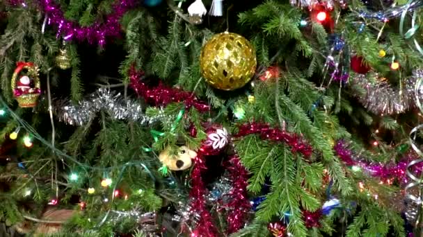 Jouets et guirlandes sur l'arbre de Noël 