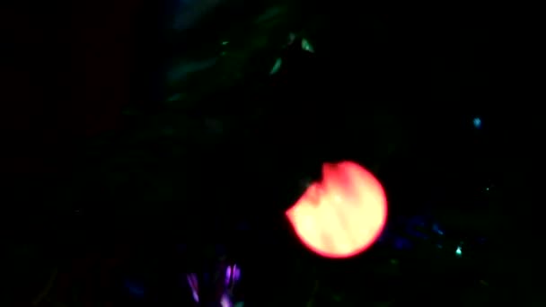 玩具和圣诞树上的花环 — 图库视频影像