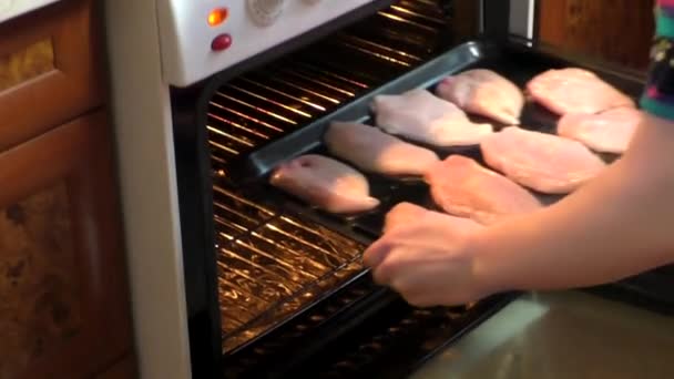 Preparación de un filete de pollo — Vídeos de Stock