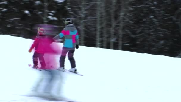 Perm, Ρωσική Ομοσπονδία, Δεκεμβρίου 13.2015: άνθρωποι σκι και snowboard στο χιονοδρομικό κέντρο — Αρχείο Βίντεο