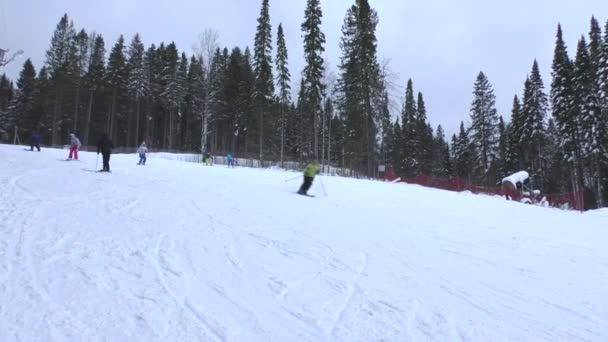Dauerwelle, Russland, 13.12.2015: Ski- und Snowboardfahrer im Skigebiet — Stockvideo