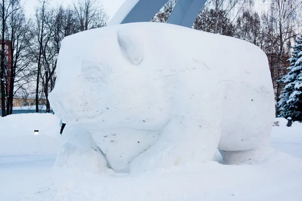 Perm, Ρωσία, Ιανουάριος 17.2016: γλυπτική μεγάλη αρκούδα — Φωτογραφία Αρχείου