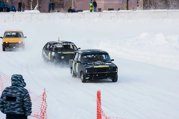 PERM, RUSIA, 17 ENERO 2016 Carreras de coches en el estadio — Foto de Stock