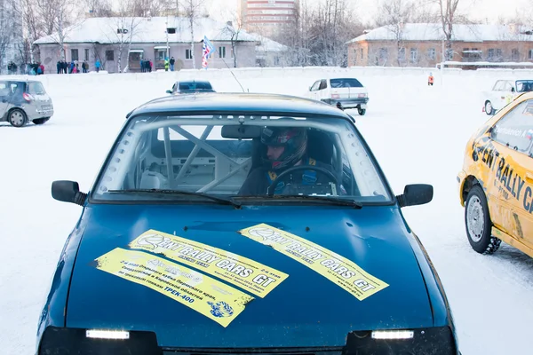 PERM, RUSIA, 17 DE ENERO DE 2016: el piloto en la cabina de un racin — Foto de Stock