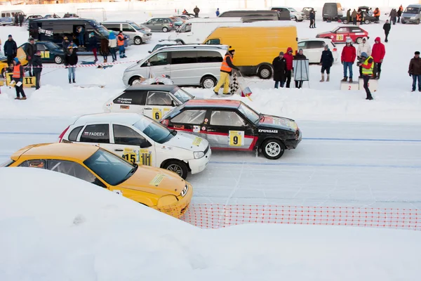 PERM, RUSIA, 17 ENERO 2016 Carreras de coches en el estadio — Foto de Stock