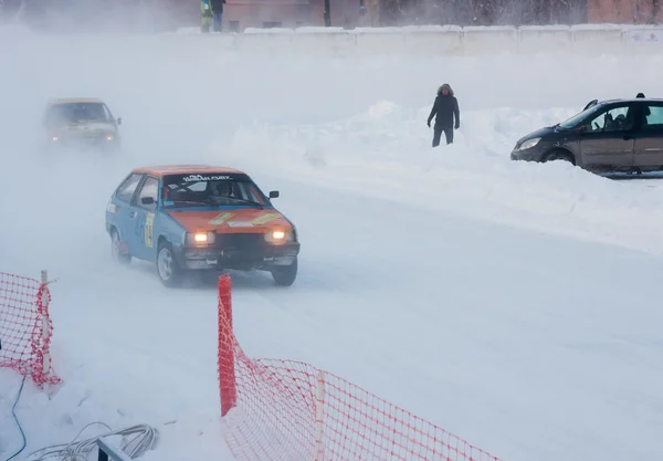 PERM, RUSIA, 17 ENERO 2016 Carreras de coches en el estadio — Foto de Stock