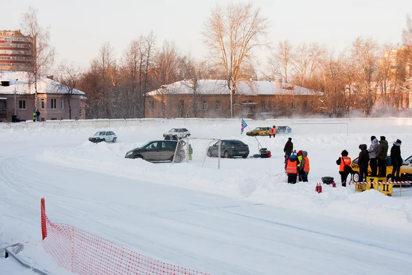 PERM, RUSIA, 17 ENERO 2016 Carreras de coches en el estadio —  Fotos de Stock