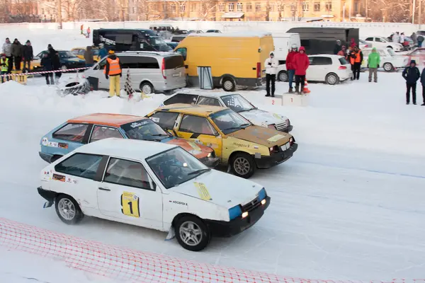 PERM, RUSIA, 17 ENERO 2016 Carreras de coches en el estadio — Foto de Stock