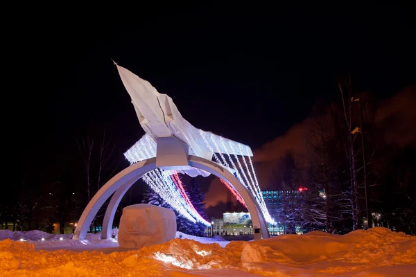 PERM, RUSIA, 17 DE ENERO DE 2016 Monumento MiG en la subida 'noche —  Fotos de Stock