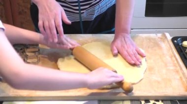 Büyükanne torunu ile hazırlamak için bir hamur için tanımlama bilgileri