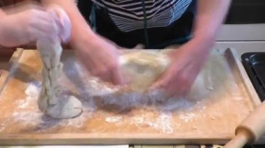 Büyükanne torunu ile hazırlamak için bir hamur için tanımlama bilgileri