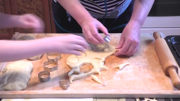 La abuela con el nieto ha cortado las cifras para las galletas — Vídeo de stock