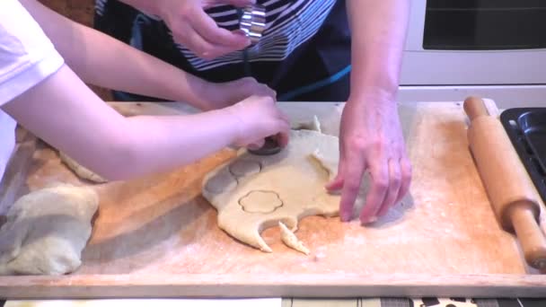 La abuela con el nieto ha cortado las cifras para las galletas — Vídeos de Stock