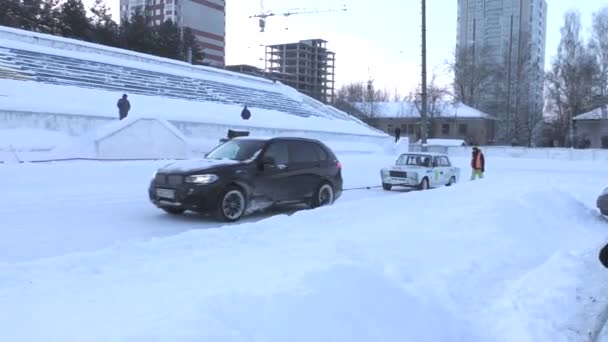 俄罗斯彼尔姆，1 月 17.2016: 一辆破的车，被拖到轨道 — 图库视频影像