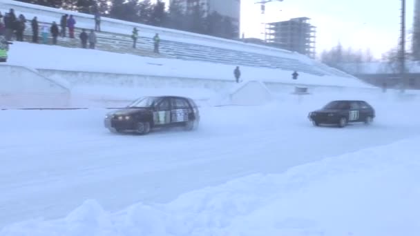 Perm, Federacja Rosyjska, Styczeń 17.2016 samochód wyścigowy na stadionie — Wideo stockowe