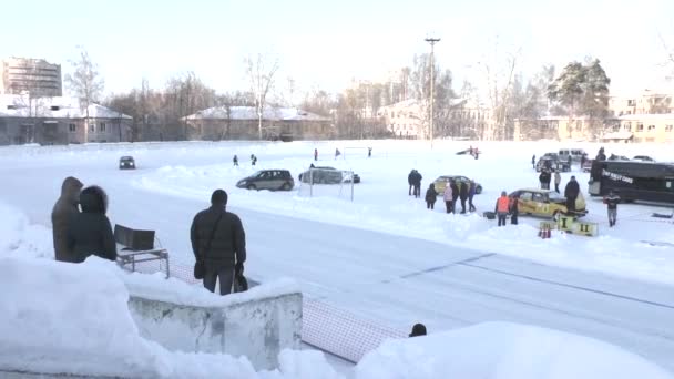 PERM, RÚSSIA, JANEIRO 17.2016 Corrida de carros no estádio — Vídeo de Stock