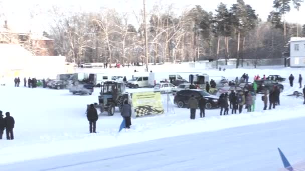 Perm, Federacja Rosyjska, Styczeń 17.2016 samochód wyścigowy na stadionie — Wideo stockowe