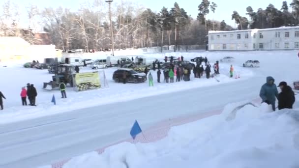 PERM, RÚSSIA, JANEIRO 17.2016 Corrida de carros no estádio — Vídeo de Stock