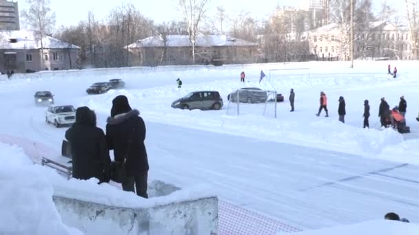 Perm, Federacja Rosyjska, Styczeń 17.2016 samochód wyścigowy na stadionie — Wideo stockowe