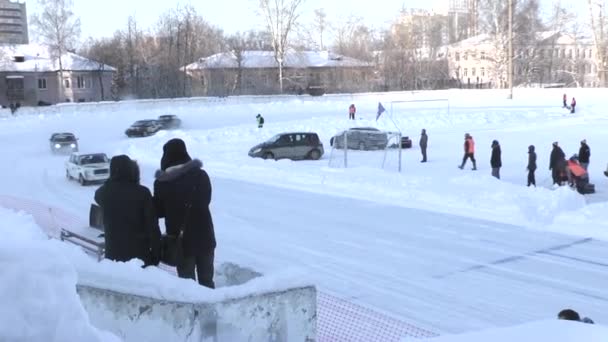 PERM, RUSSIA, JANUARY 17.2016 Автомобильные гонки на стадионе — стоковое видео