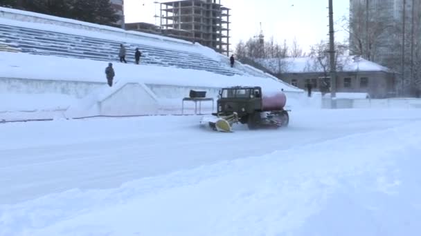 俄罗斯彼尔姆，1 月 17.2016: 吹雪机清理雪在球场 — 图库视频影像