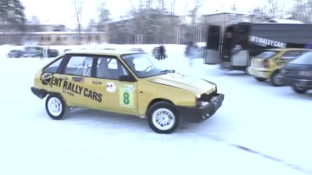Perm, Federacja Rosyjska, Styczeń 17.2016 samochód wyścigowy na stadionie — Wideo stockowe
