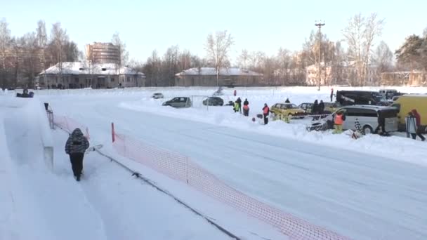PERM, RUSSIA, JANUARY 17.2016 Автомобильные гонки на стадионе — стоковое видео